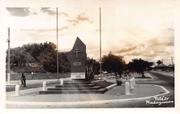 Madagascar - TULÉAR - Monument Aux Morts Des Deux Guerres - CARTE PHOTO - Ed. Inconnu  - Madagaskar