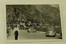 Italy - People Walking, Parked Cars VW Beetle, Fiat - Lago Di Garda - Lieux