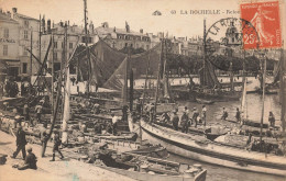 P1-17 LA ROCHELE RETOUR PECHE TRES BELLE CPA ANIMEE ET BATEAUX DE PECHE - La Rochelle