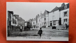 CPA (56) Rochefort En Terre. La Place Du Puits. Animation.  (8A.223) - Rochefort En Terre