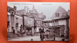 CPA (56) Rochefort En Terre. La Place Du Puits. Animation.  (8A.227) - Rochefort En Terre