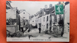 CPA (56) Rochefort En Terre. La Rue Saint Michel. Animation.  (8A.233)d - Rochefort En Terre