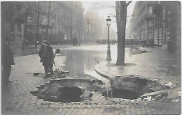 CPA Paris La Grande Crue De La Seine Janvier 1910 Effondrement De La Voute D'un égout Boulevard Haussmann - Distrito: 09