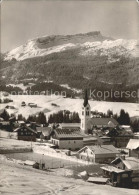 72162873 Riezlern Kleinwalsertal Vorarlberg Ortsansicht Mit Kirche Eisplatz Hoch - Autres & Non Classés