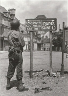 CARTE POSTALE RECENTE LE DEBARQUEMENT EN NORMANDIE DU 6 JUIN 1944 : CARENTAN PL ACE VAUBAN UN GI PANNEAU ROUTIER - Weltkrieg 1939-45