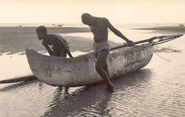 Madagascar - Pêcheur Malgaches Ramenant Leur Barque - CARTE PHOTO - Ed. Studio Hubert - Madagascar