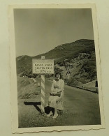 Italy-Woman At The PASSO GIOVO-JAUFEN PASS Road Sign - Lieux