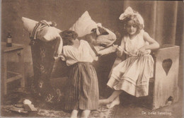 Fillettes - Chien Couché Dans Un Lit De Bébé - Dog Grete Reinwald  1910 Cpa - Scènes & Paysages