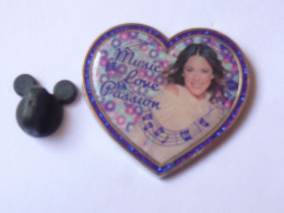 Pin S DISNEY VIOLETTA SERIE TELEVISEE ARGENTINE DE JORGE NISCO 240 EPISODES NEUF  2 Photos - Disney