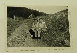 Austria-Two Women Sitting On The Grass-Gries Am Brenner - Lieux