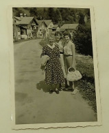 Austria-Three Women Standing On The Road-Gries Am Brenner - Lieux