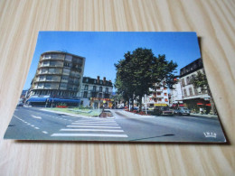 Chamalières (63).Avenue De Royat - Le Square - Carte Avec Commerces. - Autres & Non Classés