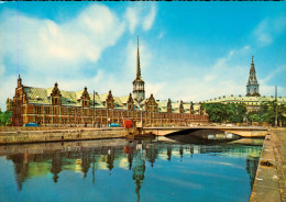 CPM - KOBENHAVN- Copenhagen- La Bourse Et Le Palais De Christianborg** TBE - *2 Scans - Denmark