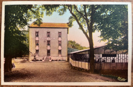 Crozant - Hôtel Des Ruines Et Terrasse Donnant Sur La Creuse - A Circulé - Crozant