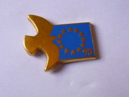 Pin S DRAPEAU UNION EUROPEENNE DORER - Villes