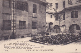 Postcard - Cour De La Conciergerie - La Cachots De Marie-Antoinette Et De Robespierre - Card No. 4039 - VG - Ohne Zuordnung