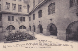 Postcard - Cour De La Conciergerie - Les Fenetres Du Fond Sont Celles De Cachots - Card No. 4038 - VG - Unclassified