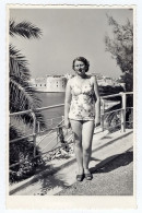 Femme En Maillot De Bain Sur La Promenade De La Plage, Forteresse De Dubrovnik En Arrière-plan, Photo Originale, 1956 - Lieux