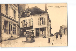 SEZANNE - Place De L'Hôtel De Ville - Le Puits Doré - Très Bon état - Sezanne