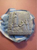 Médaille Religieuse /Insigne De Pèlerinage /Lourdes /Hospitalidad /Espagne /Barcelone /Fonte D'Alu /Fin  XXème    MDR78 - Religion &  Esoterik
