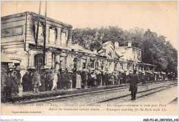 ADEP11-60-1015 - SENLIS -  Guerre De 1914 - Devant La Gare Bombardée - Les Voyageurs Attendant Le Train Pour Paris  - Senlis