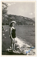 Femme En Maillot De Bain Avec Un Chapeau De Paille Pose Sur La Plage Du Lac D'Ohrid, Macédoine, Photo Originale, 1956 - Lieux