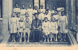 Madagascar - Petits Séminaristes Malgaches, Classe De 5e Et Leur Professeur Le Père Jean Rakoto - Ed. Oeuvre Des Prêtres - Madagascar