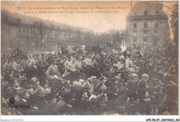 AFEP8-57-0705 - METZ - La Foule Se Presse Sur La Place Royale Autour Des Officiers De L'état-major Pendant Le Défilé  - Metz