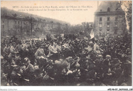 AFEP8-57-0682 - METZ - La Foule Se Presse Sur La Place Royale Autour Des Officiers De L'état-majors - Metz