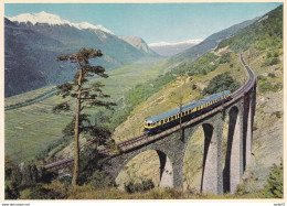 Blauer Pfeil Der Lötschbergbahn Im Wallis - Bahnhöfe Mit Zügen