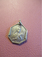 Médaille Religieuse /Sainte Thérèse De L'Enfant Jésus/ Basilique De Lisieux /Bronze Nickelé /Début XXème    MDR80 - Religión & Esoterismo