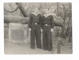 Russian Army Sailors Marines Posing In Front Of Anchor & Cannon Monument Tallinn Soviet Estonia 1960s Original Photo - Guerre, Militaire