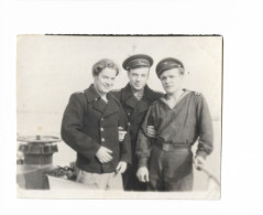 Handsome Smiling Russian Army Sailors Marines Posing On The Ship's Deck Soviet Estonia USSR 1960s Original Photo - Guerre, Militaire