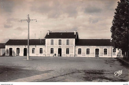 17 - SAN62685 - SAINT JEAN D ANGELY - La Gare - CPSM 14x9 Cm - Saint-Jean-d'Angely