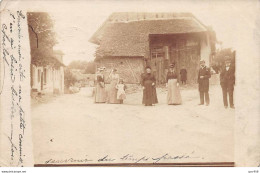 18 - N°90379 - BOURGES (Alentours) - Hommes, Femmes Et Enfants Dans Une Rue - Carte Photo - Bourges