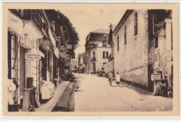 167 DEPT 65 : édit. Berot N° 4 : Capvern Les Bains La Rue Des Thermes " Coiffeur & Borne Château De Mauvezin - Sonstige & Ohne Zuordnung