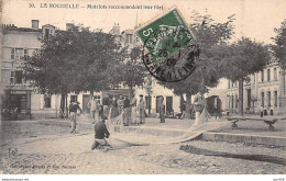 17 - LA ROCHELLE - SAN31680 - Matelots Raccommodant Leur Filet - La Rochelle