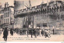 17 - LA ROCHELLE - SAN23958 - A L'Hôtel De Ville - L'Heure Du Communiqué - La Rochelle