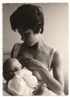 Snapshot Superbe Femme Allaitement Au Sein Maternel Bebe Breastfeeding 50s Beauté - Personas Anónimos