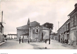 16.n°58843.jarnac Champagne.le Centre Du Bourg Et Le Monument Aux Morts - Jarnac