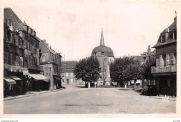 19. San67989. Objat. La Place. L'eglise. N°. Edition Madesclair Labrunie. Cpsm 9X14 - Other & Unclassified