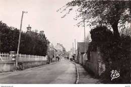 14. San67926. Arromanches. Route De Bayeux. N°2. Edition Eldé. Cpsm 9X14 Cm. - Arromanches