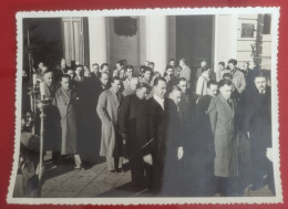 PH - Ph Original - UN GRAND NOMBRE D'HOMMES PORTANT LA BOÎTE MORTUAIRE HORS DE L'ÉGLISE - Anonyme Personen