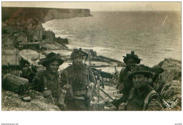 14 .n°34507.les Premiers Soldat Britanniques Occupent Une Position .le Port De La Libération 1944 . Cpsm 14 X 9 Cm . - Arromanches