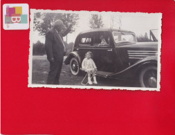 Photo Originale Snapshot  VOITURE Ancienne Oldtimer Car Traction CITROEN ? Petite Fille Assise Pliant Chien Grand Père - Cars