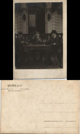 Mann Mit Melone, Postbeamte Zigarre Vor Der Post Beim Skat 1912 Privatfoto - 1900-1949