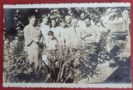 PH - HOMMES, FEMMES ET ENFANTS D'UNE FAMILLE POSANT PARMI LES PLANTES DU JARDIN MAISON, MENDOZA, ARGENTINA 1936 - Anonyme Personen