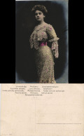 Künstlerkarten Mode Kleidung Schöne Frau Spitzenkleid, Colorierte Fotokarte 1909 - Bekende Personen