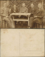 Fotokarte Junge Männer Soldat Beim Kartenspiel Zeitgeschichte 1914 Privatfoto - 1900-1949