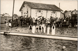 CP Carte Photo D'époque Photographie Vintage Groupe Piscine Bain à Situer - Orte